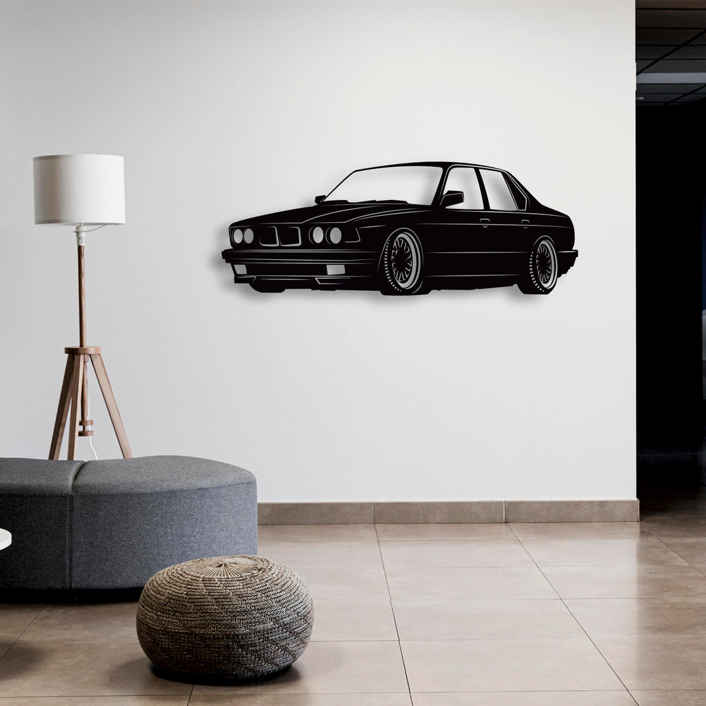 BMW E34 Metal Duvar Dekoru | Klasik Bavyera Otomobil Sanatı