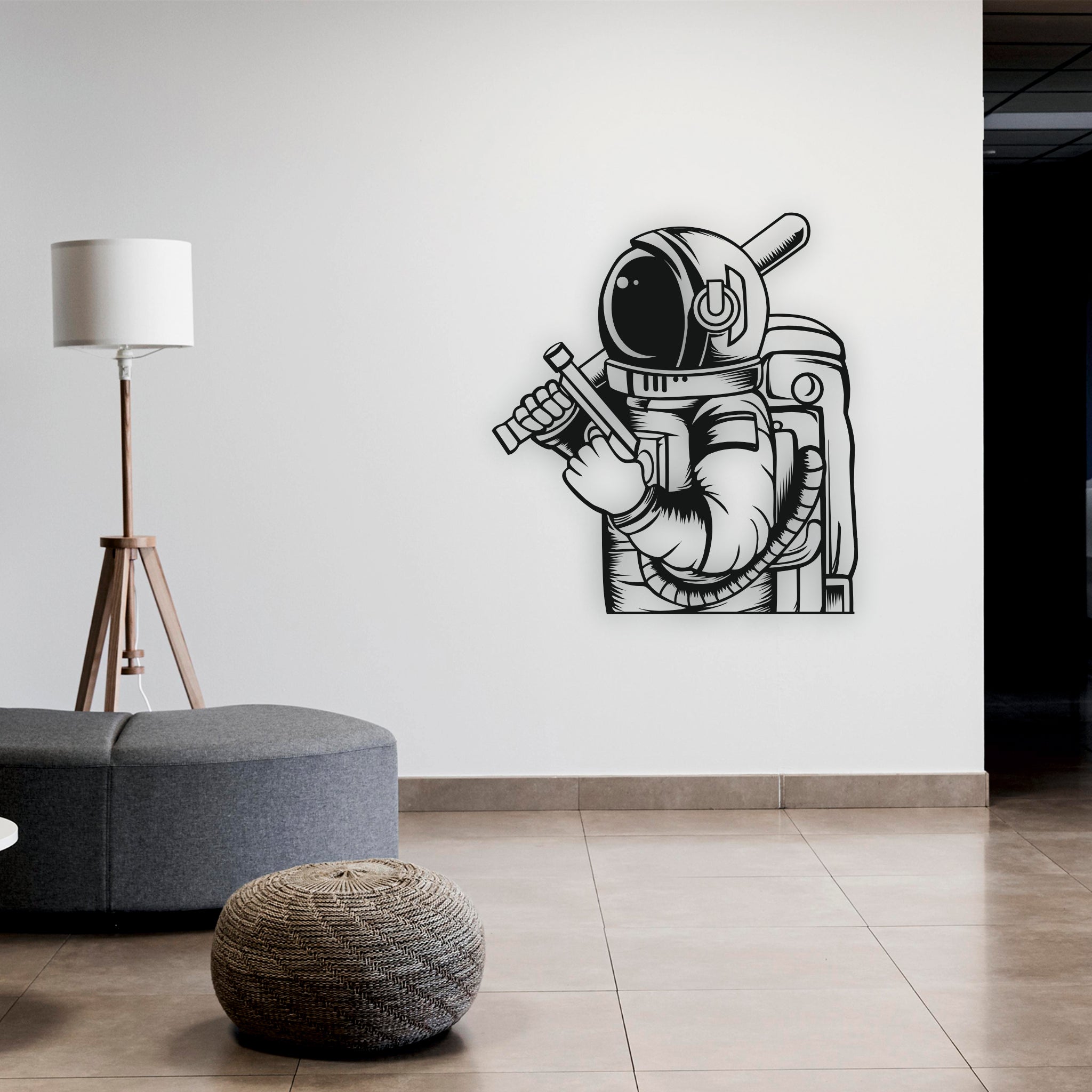 Retro Astronot Metal Duvar Dekoru | Sanatsal ve Karakterli Tasarım
