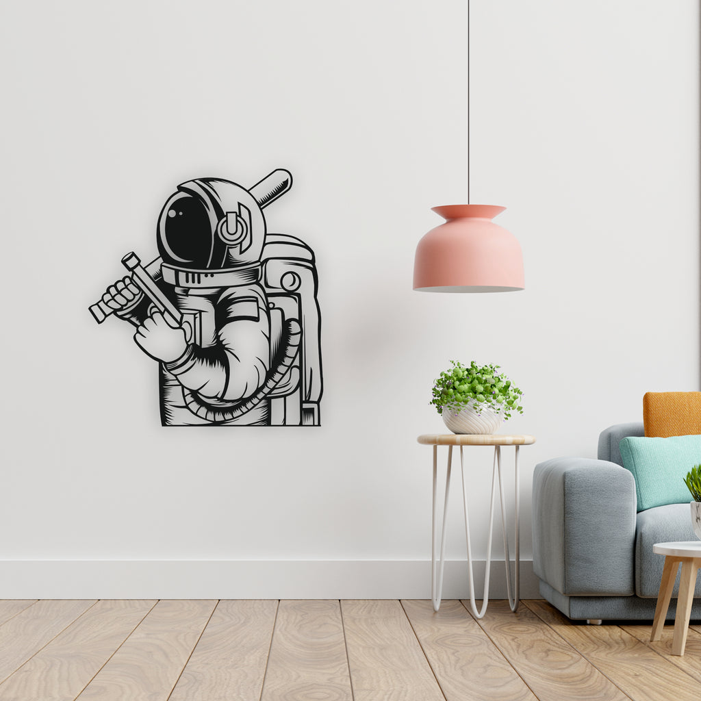 Retro Astronot Metal Duvar Dekoru | Sanatsal ve Karakterli Tasarım